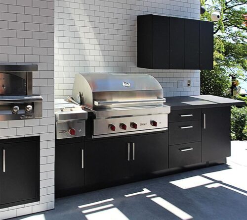 BLACK AND WHITE TILED KITCHEN